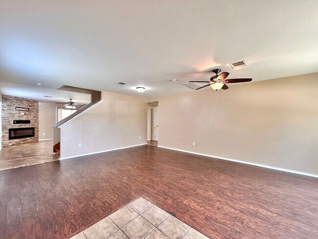 Building Photo - Spacious 4/BR 2.5/BA Home with Large Fence...