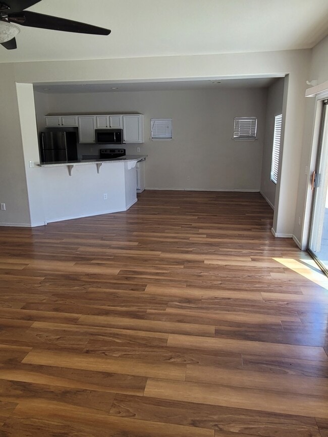 Building Photo - Great 3 bedroom 2.5 bath Two Story House f...