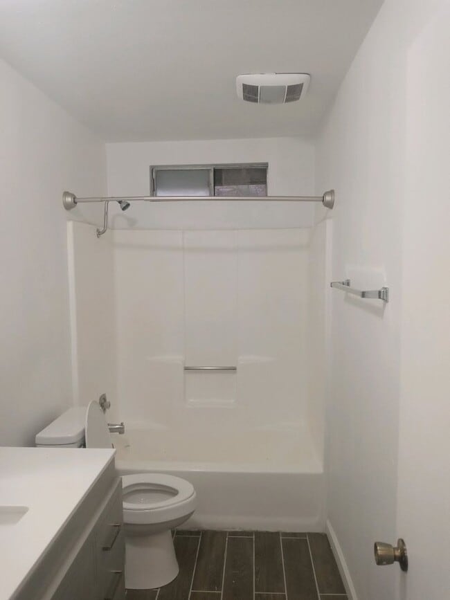 Building Photo - Upgraded 2b/1b duplex for rent!
