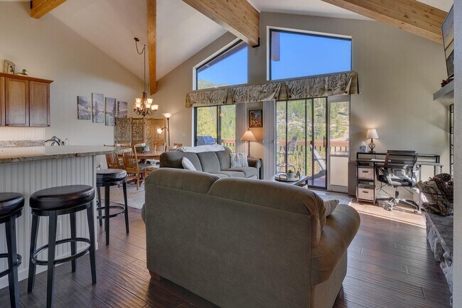 Building Photo - Updated condo with lakeviews