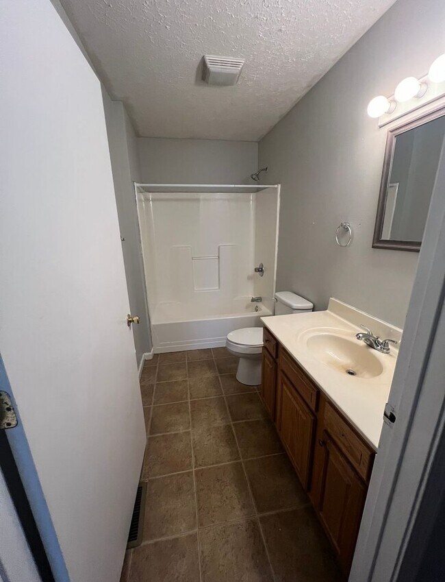 Building Photo - 3 Bed 1 Bath, Section 8 Accepted!!!
