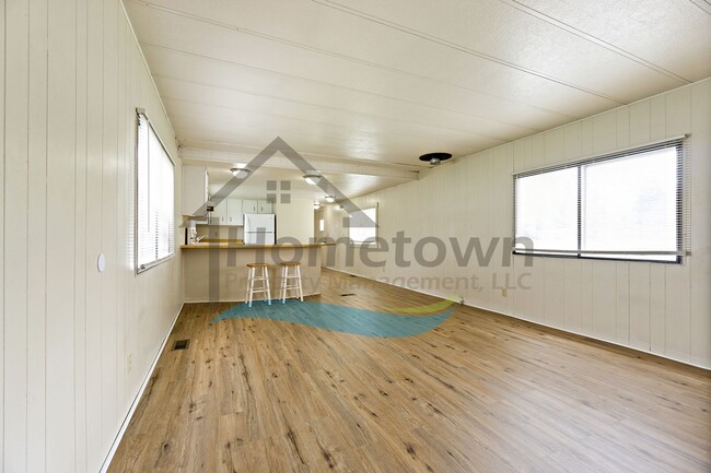 Building Photo - 2 Bedroom 2 Bath Home with Off-Street Park...