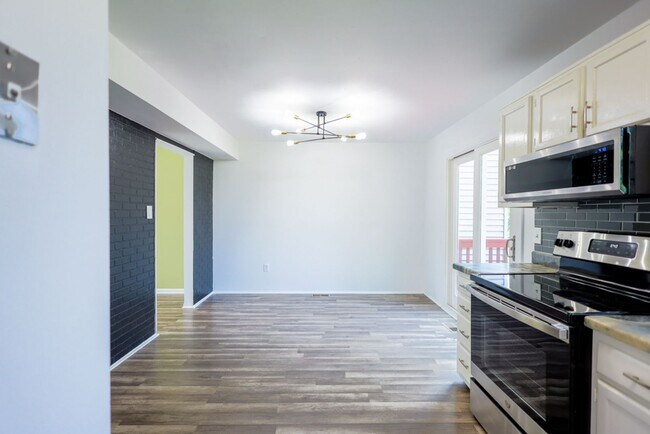 Building Photo - Amazing 3 BR/1.5 BA Townhome in Landover!