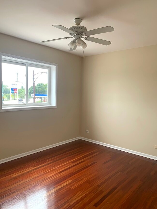 Building Photo - 5081 N Elston Ave