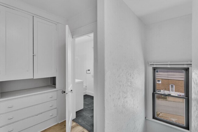 Building Photo - 1002 Fordham Ave