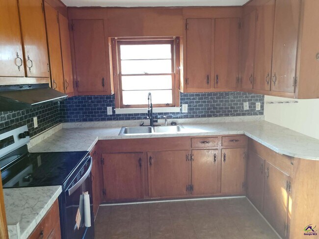 Building Photo - 303 Sparta St