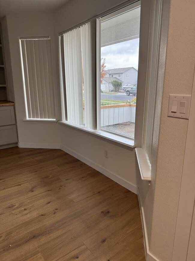 Building Photo - HARD TO FIND 4 BEDROOM