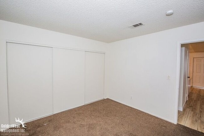 Building Photo - Renovated 2Bdm 1Ba Upstairs Apartment in C...