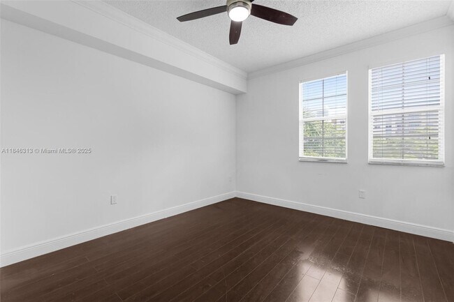 Building Photo - 533 NE 3rd Ave