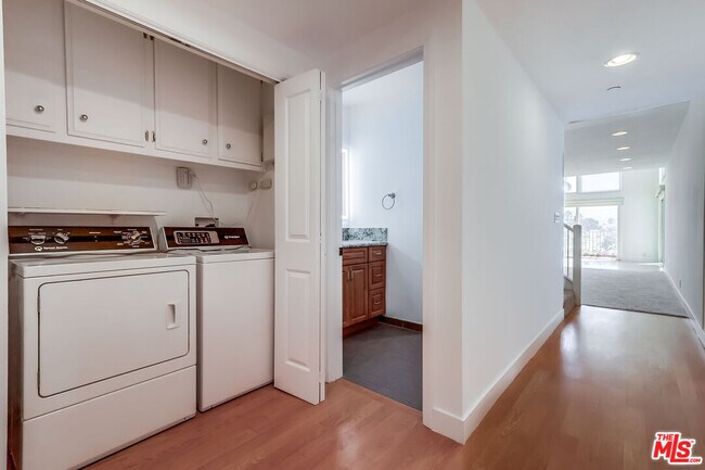 Building Photo - 230 S Catalina Ave