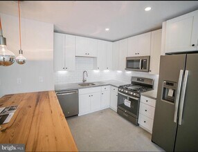 Building Photo - 1331 N Randolph St