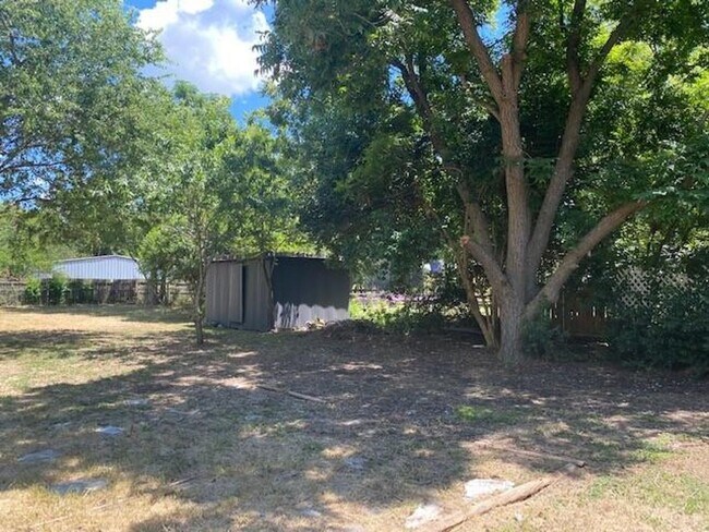 Building Photo - Circle S Rd.