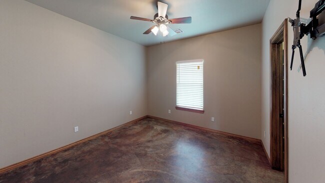 Building Photo - 11201 NE Marigold Ln