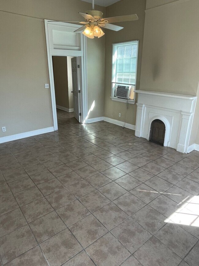 Building Photo - 2BD/1.5BA One Block Off St Charles Ave.