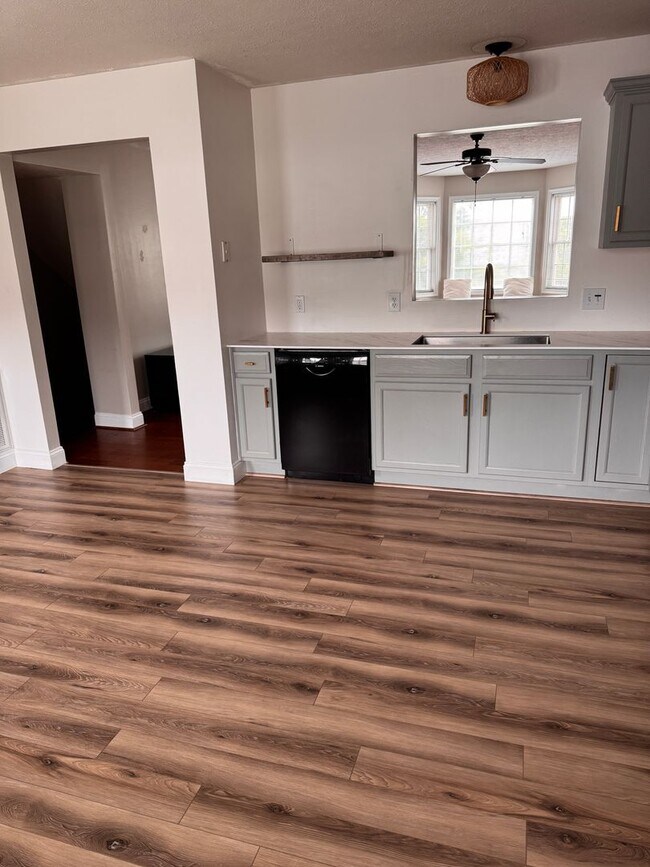 Building Photo - 3 Bedroom || 2 Full Bathroom & 2 Half Bathroom Townhome