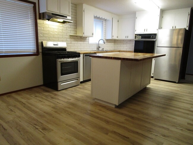 Building Photo - 901 N Fruitdale Rd