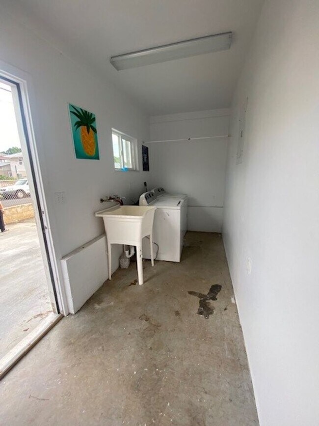 Building Photo - Bright and Breezy Manoa Living. Spacious 3...
