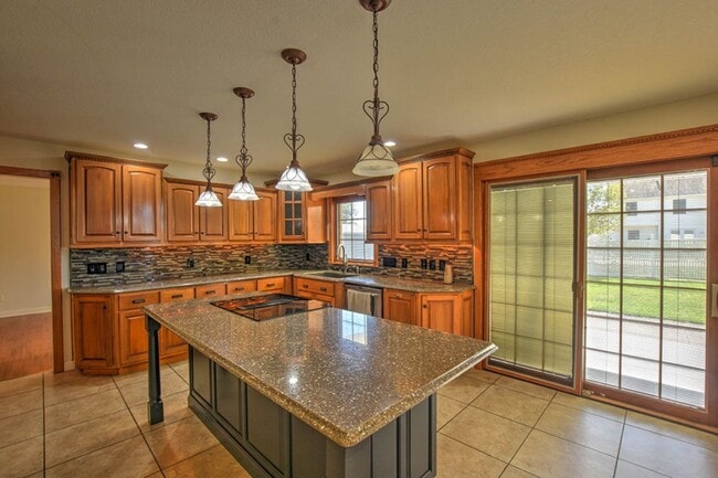 Building Photo - Forsyth Home!  4 Beds 3.5 Baths with Finis...
