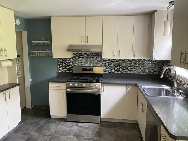 Building Photo - 3 Bedroom - Peaceful Living Just Minutes f...