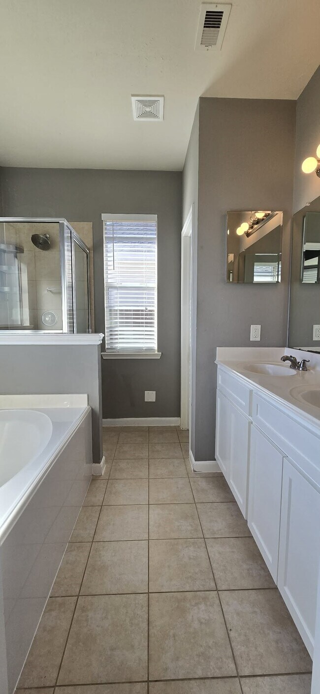 Building Photo - 21703 Sierra Long Dr