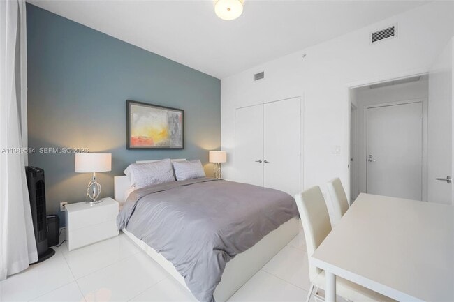 Building Photo - 2020 N Bayshore Dr