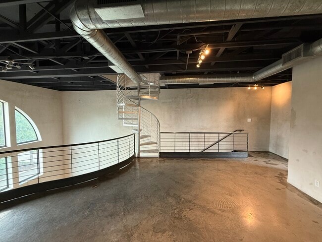 Building Photo - 825 W Daggett Ave