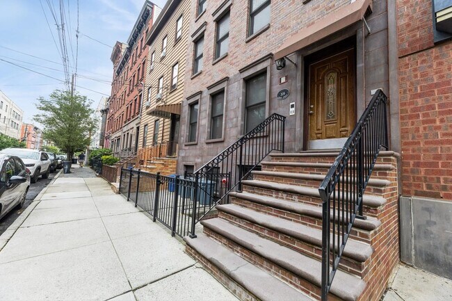 Building Photo - 309 Grand St