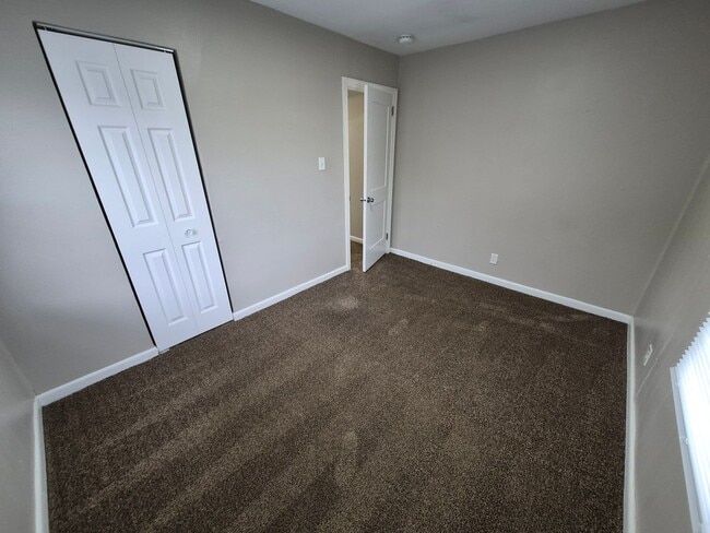 Building Photo - 2 bedroom home with 1+ car garage, pet friendly!