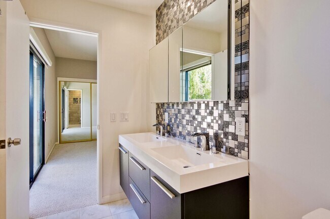 Building Photo - 1108 Shoreline Dr