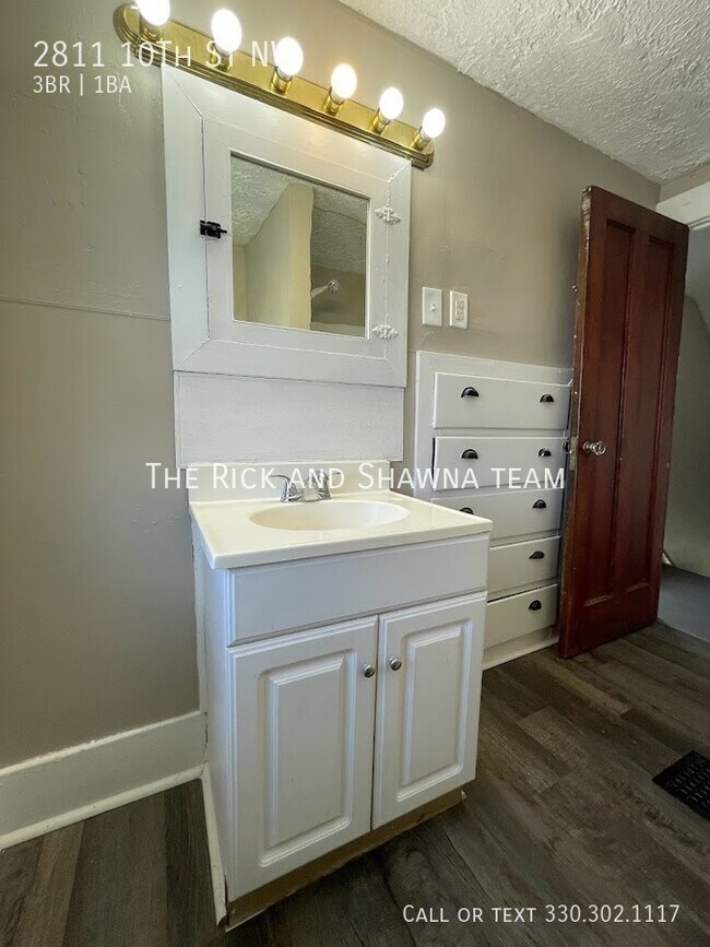 Building Photo - Three bedroom one bathroom home for rent