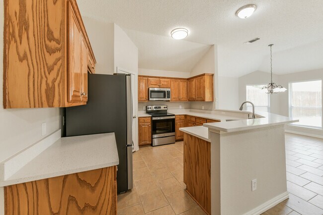 Building Photo - 605 Crestview Ct