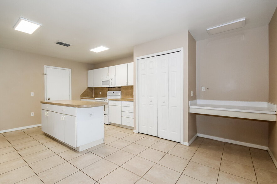 Building Photo - 5840 Lake Front Dr