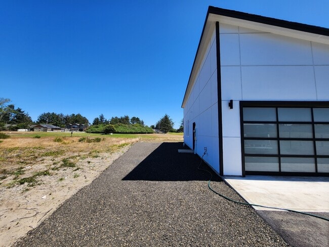 Building Photo - 514 Canal Dr NE