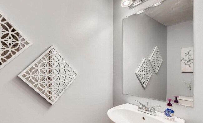 Building Photo - Charming 3 Bedroom/2.5 Bathroom Townhome with Finished Basement in Canton, MD!