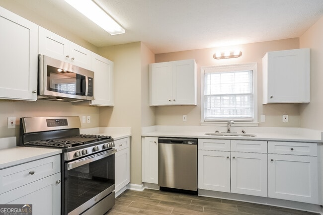 Building Photo - 2440 Hillboro Cir S W