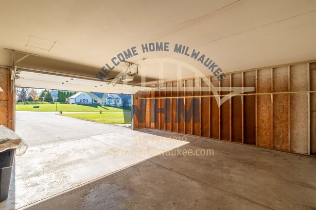 Building Photo - 18910 Hi View Dr