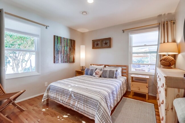 Building Photo - ***VACATION HOME AVAILABLE FROM FEBRUARY 1ST- OCTOBER 31ST*** MONTH TO MONTH