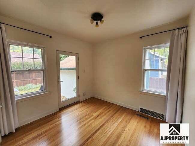 Building Photo - Charming 3/2 near McKennan Park