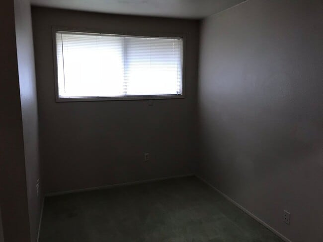 Building Photo - 2802-2802 NW Highland Ave