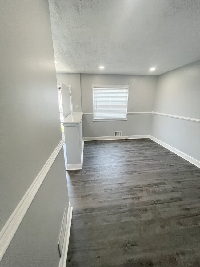 Building Photo - 7843 Lockwood Rd