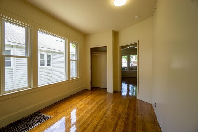 Building Photo - 8/1/26 Spacious First Floor Apartment Clos...