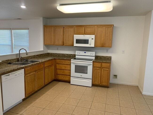Building Photo - Beautiful 4 Bedroom 3 bath home in Merced!