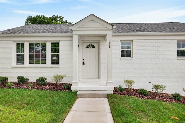 Building Photo - Beautiful Renovated 4 Bedroom Home For Rent With a Large Bonus Room!