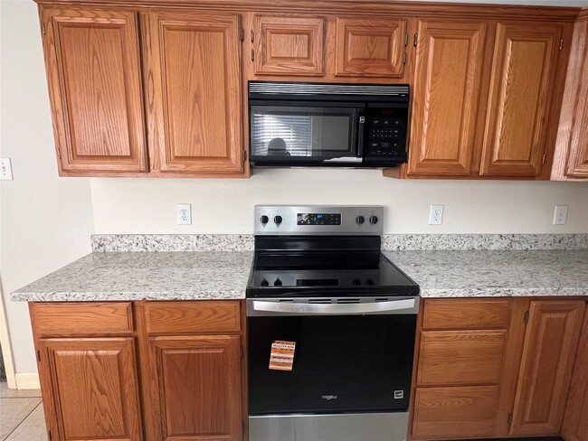 Building Photo - 811 Spring Valley Ct