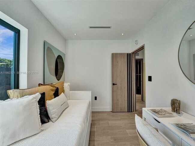 Building Photo - 2066 NE 174th St