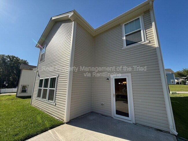 Building Photo - 1311 Red Deer Dr