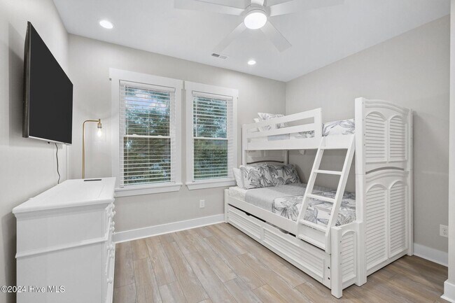 Building Photo - Winter Rental in Emerald Isle