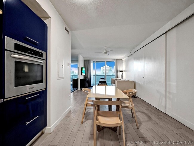 Building Photo - 3101 Bayshore Dr