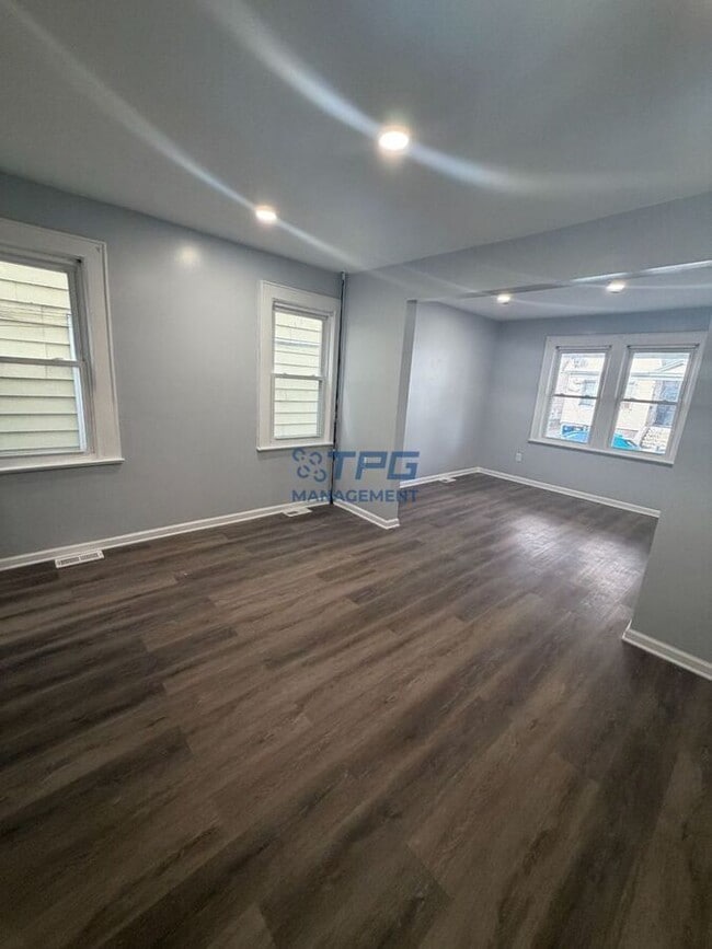 Building Photo - 134 Dewey St