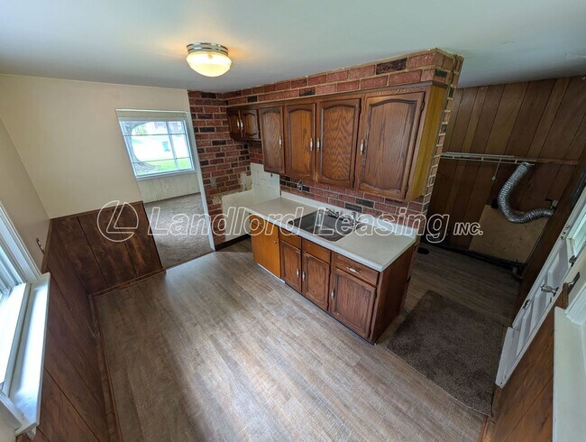 Building Photo - Quaint 3 Bedroom Home with Garage.